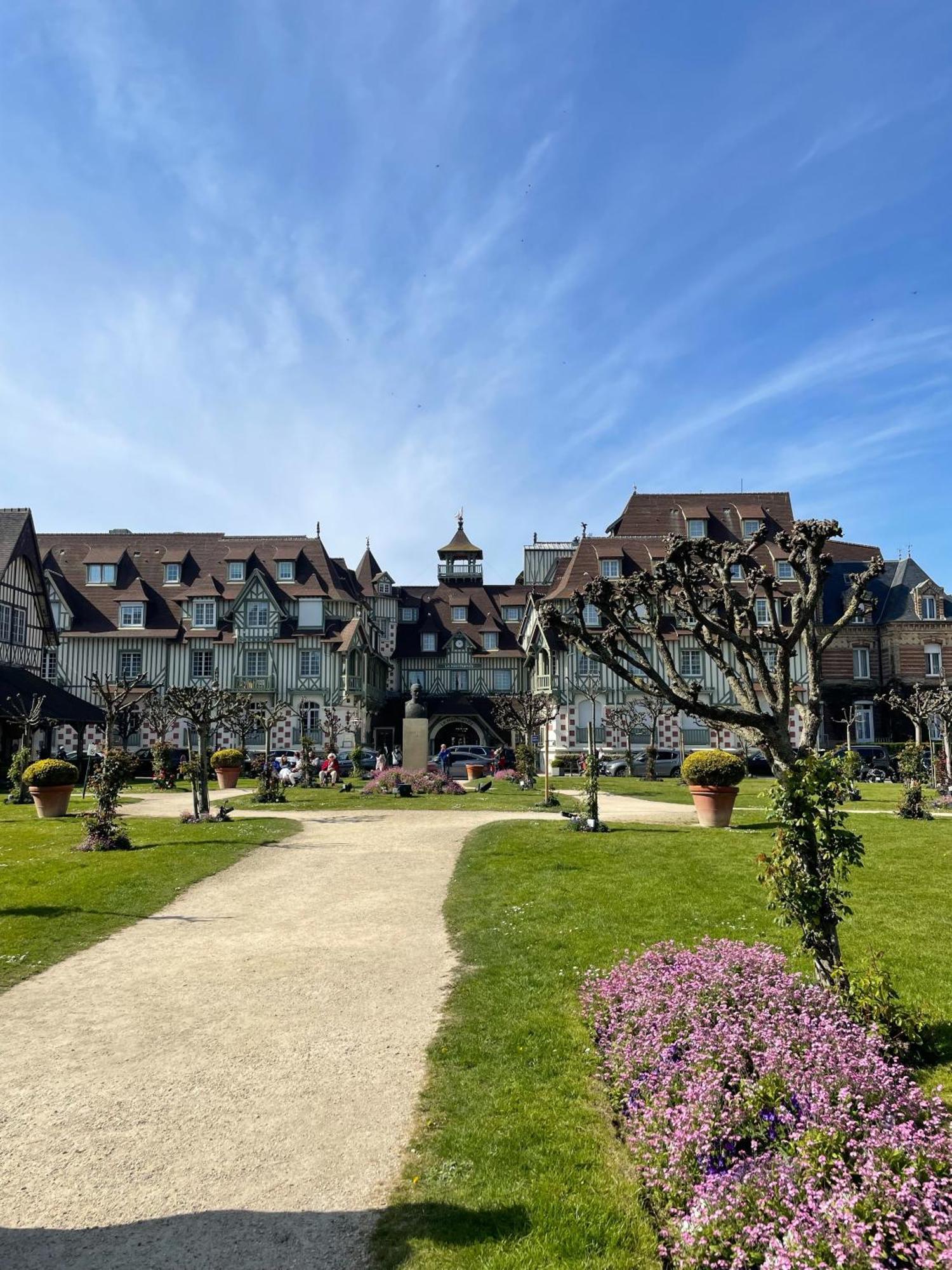 Апартаменты Le Pullman Довиль Экстерьер фото